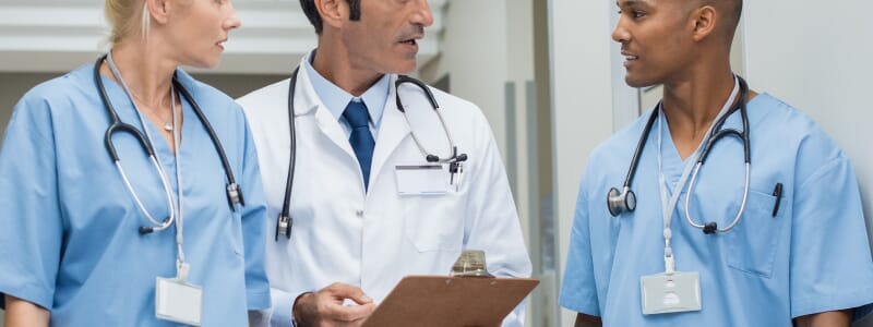Quais são os profissionais envolvidos na cirurgia plástica